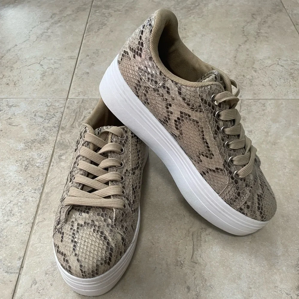 Fashion Nova Oh So Darling Sneakers in Snake Print. Size 6